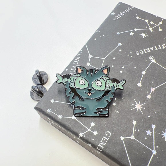 Cat with Fish Enamel Pin - Picture 5 of 5